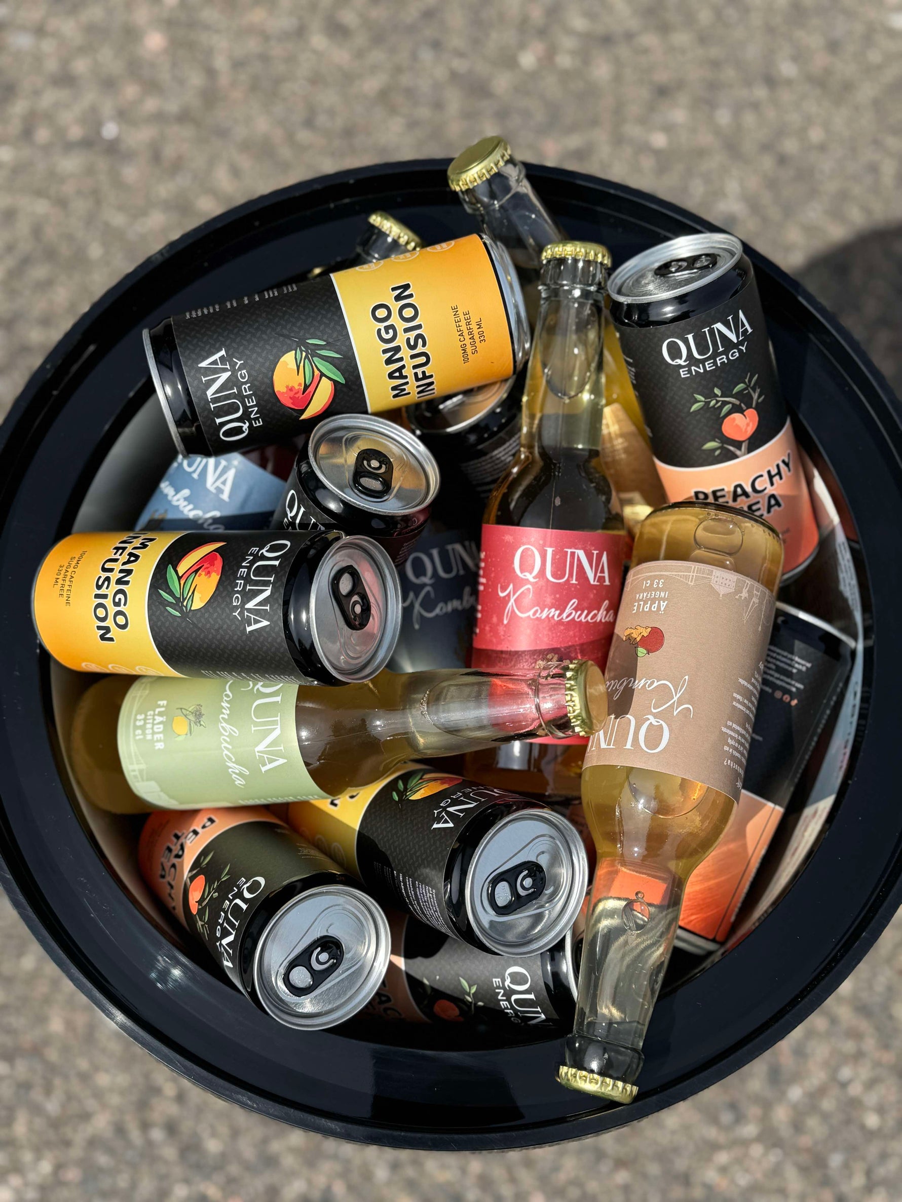 bild ovanifrån på blandade smaker av energidryck och kombucha